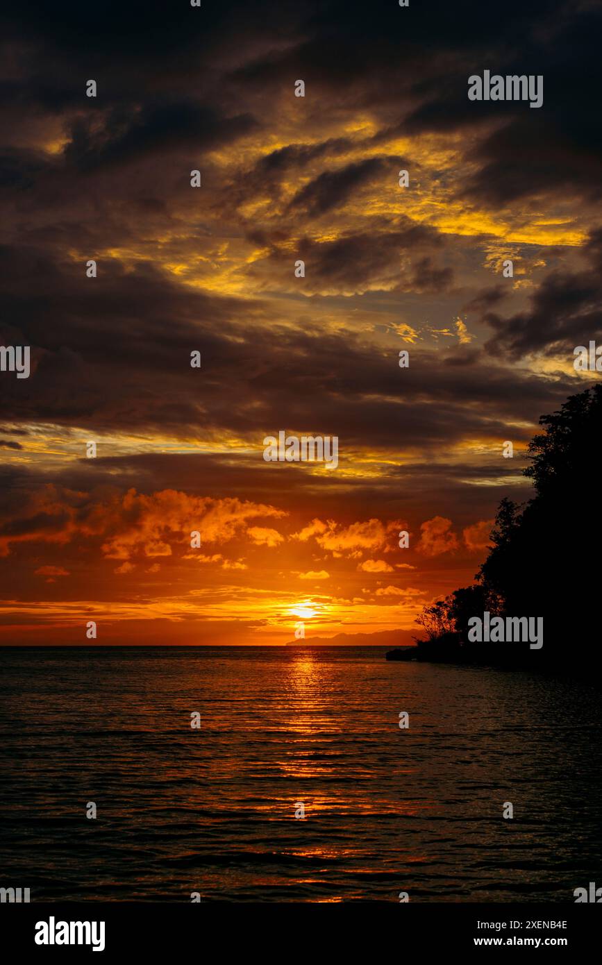 Ciel spectaculaire au coucher du soleil sur l'île de Bolilanga dans les îles Tongiennes d'Indonésie ; Bolilanga, îles Togian, Sulawesi du Nord, Indonésie Banque D'Images Ciel spectaculaire au coucher du soleil sur l'île de Bolilanga dans les îles Tongiennes d'Indonésie ; Bolilanga, îles Togian, Sulawesi du Nord, Indonésie Banque D'Images