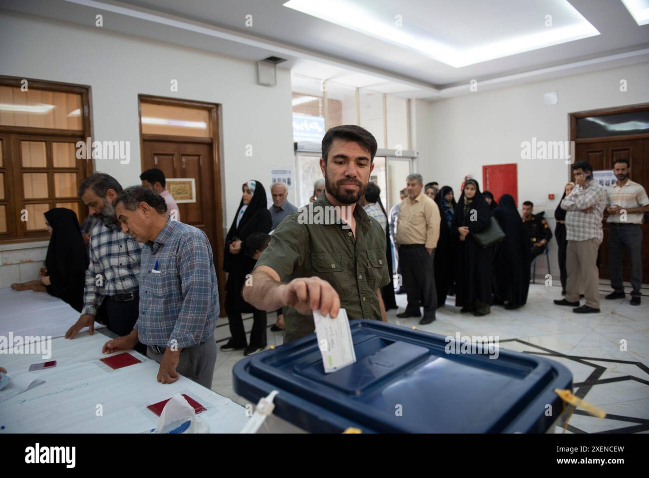 Téhéran, Iran. 28 juin 2024. Un homme vote lors de l'élection présidentielle iranienne dans un bureau de vote au sanctuaire Shah Abdol-Azim, au sud-est de Téhéran, Iran, vendredi 28 juin, 2024. les Iraniens ont voté vendredi lors d'élections anticipées pour remplacer feu le Président Ebrahim Raisi. (Photo de Sobhan Farajvan/Pacific Press) crédit : Pacific Press Media production Corp./Alamy Live News Banque D'Images