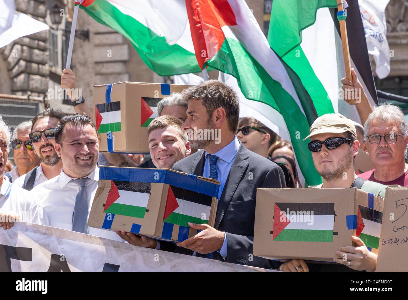 Rome, Italie. 28 juin 2024. L’ancien parlementaire du mouvement CinqueStelle Alessandro Di Battista apporte au Sénat l’une des boîtes contenant les signatures recueillies pour la loi sur la reconnaissance de l’Etat de Palestine (photo de Matteo Nardone/Pacific Press/Sipa USA) crédit : Sipa USA/Alamy Live News Banque D'Images