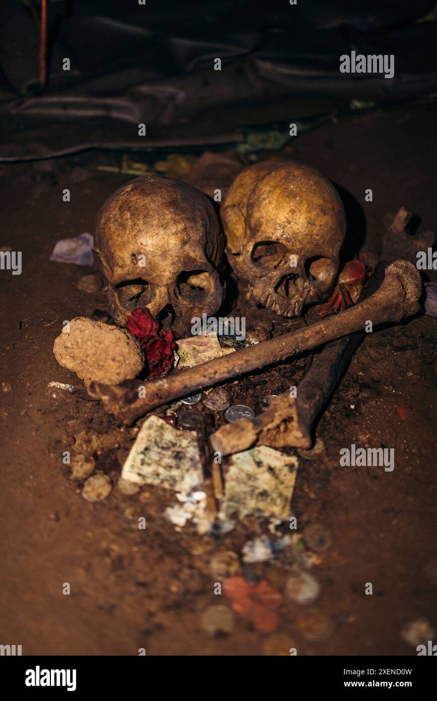 Crânes et os avec offrandes dans le cimetière antique de Londa à Sulawesi Selatan, Indonésie Banque D'Images