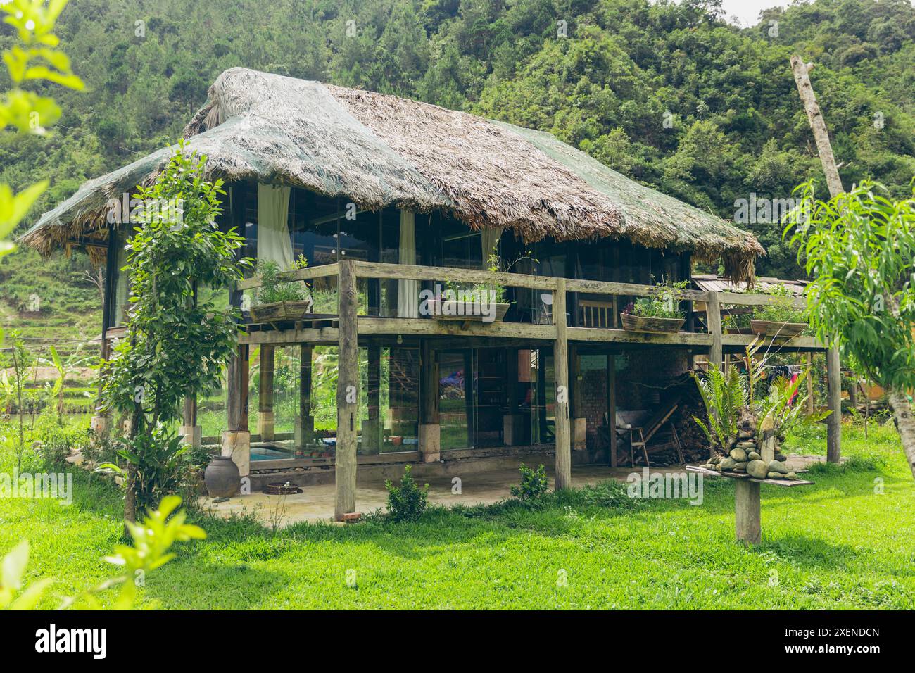 Maison de deux étages avec toit de chaume dans la campagne du Vietnam ; Ngoc chien, Muong la District, son la, Vietnam Banque D'Images