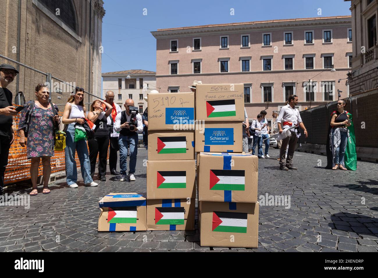 Rome, Italie. 28 juin 2024. L’ancien parlementaire du mouvement CinqueStelle Alessandro Di Battista apporte au Sénat l’une des boîtes contenant les signatures recueillies pour la loi sur la reconnaissance de l’Etat de Palestine (crédit image : © Matteo Nardone/Pacific Press via ZUMA Press Wire) USAGE ÉDITORIAL SEULEMENT ! Non destiné à UN USAGE commercial ! Banque D'Images