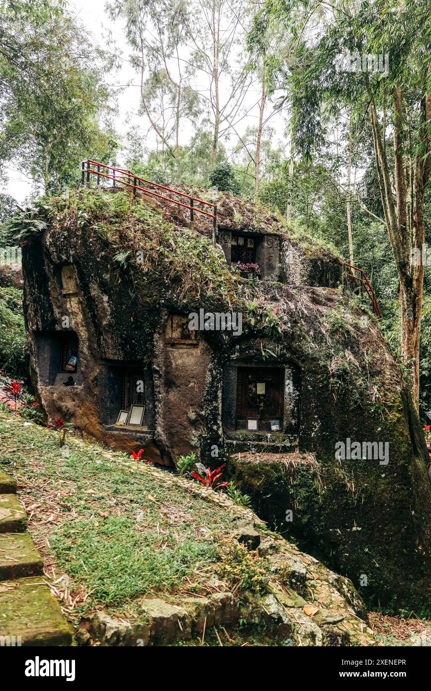 Colline creusée pour un site culturel à Objek Wisata Kalimbuang Bori, une attraction touristique en Indonésie Banque D'Images