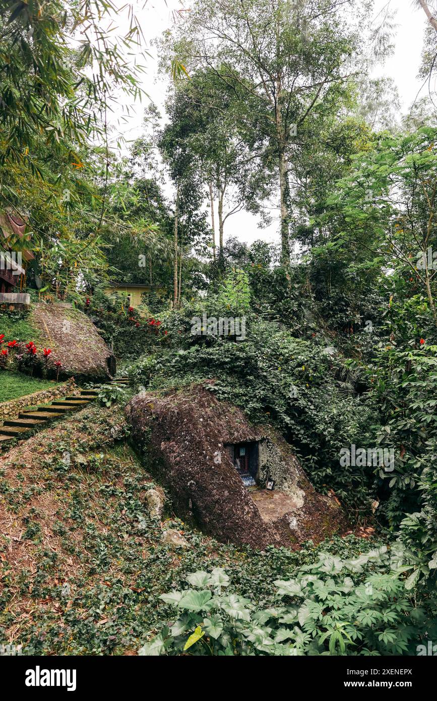 Colline creusée pour un site culturel à Objek Wisata Kalimbuang Bori, une attraction touristique en Indonésie Banque D'Images