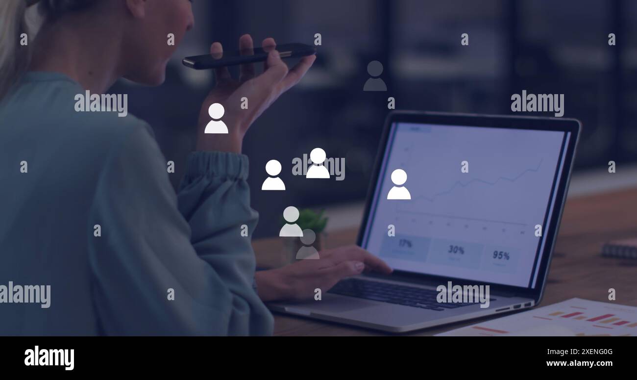 Image des icônes de profil sur une femme caucasienne parlant sur smartphone et utilisant un ordinateur portable au bureau Banque D'Images