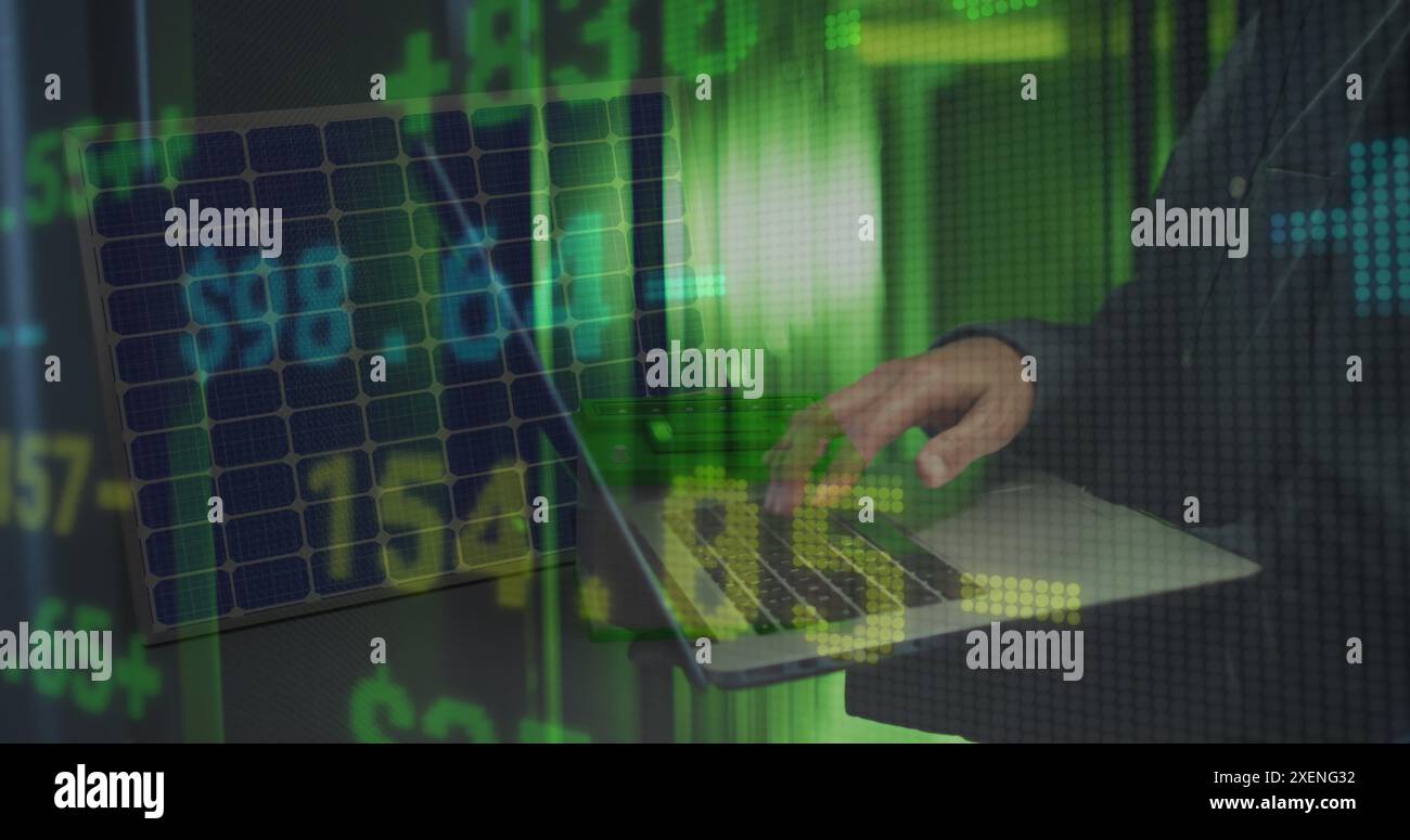 Image du traitement des données financières sur une section intermédiaire d'un ingénieur masculin utilisant un ordinateur portable dans la salle des serveurs Banque D'Images