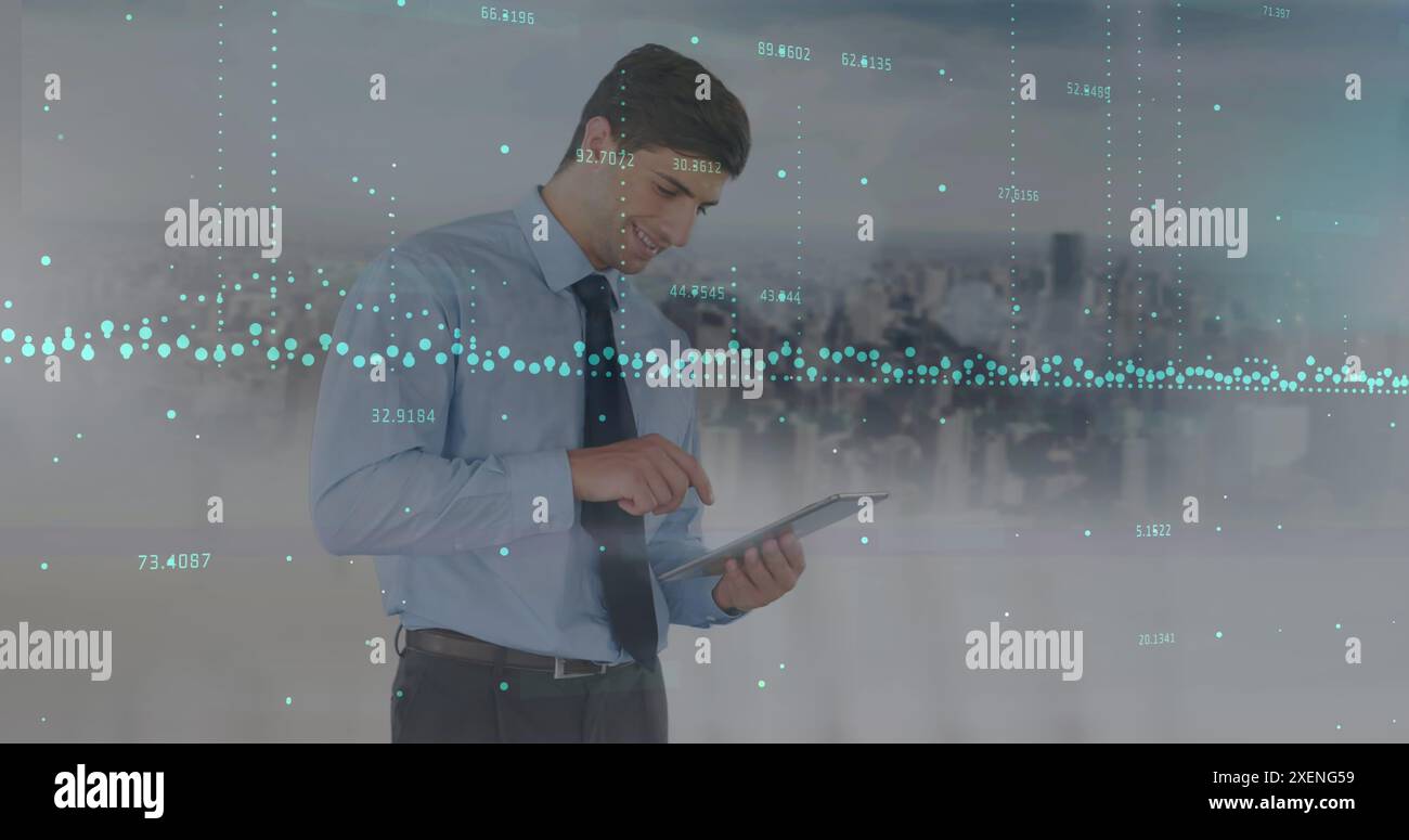 Image du traitement des données sur l'homme d'affaires caucasien utilisant la tablette et le paysage urbain Banque D'Images
