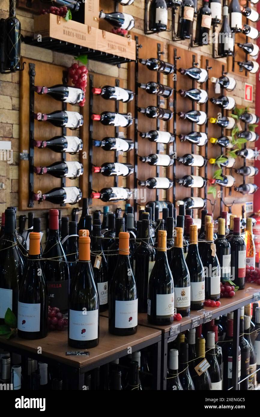 Lisbonne, Portugal. mercado local vendant du poisson, des produits, du vin et du fromage. Banque D'Images
