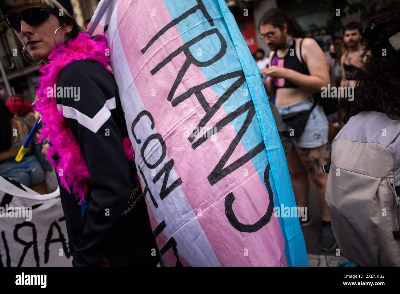 Madrid, Espagne. 28 juin 2024. Une fille trans tient un drapeau TRANS, lors de la manifestation Critical Pride qui a visité les rues de Madrid, cette année, c'était pour soutenir le peuple palestinien. Différents groupes qui composent la plateforme de la fierté critique de Madrid ont organisé une manifestation alternative contre les événements officiels de la World Pride et ont cherché à faire valoir les droits du collectif LGTBIQ. Crédit : SOPA images Limited/Alamy Live News Banque D'Images