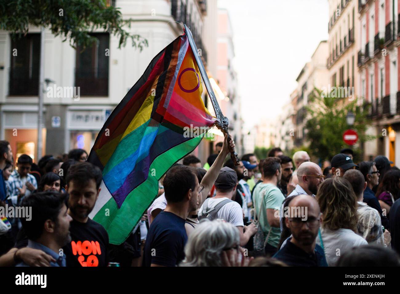 Madrid, Espagne. 28 juin 2024. Une personne tient un drapeau LGTBIQ sur une épée, lors de la manifestation Critical Pride qui a visité les rues de Madrid, cette année, c'était en soutien au peuple palestinien. Différents groupes qui composent la plateforme de la fierté critique de Madrid ont organisé une manifestation alternative contre les événements officiels de la World Pride et ont cherché à faire valoir les droits du collectif LGTBIQ. (Photo de Luis Soto/SOPA images/SIPA USA) crédit : SIPA USA/Alamy Live News Banque D'Images