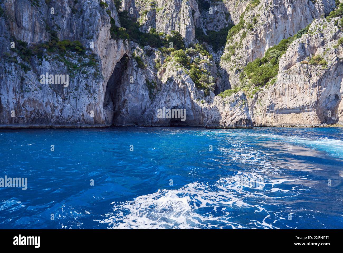 Grotte sur la côte de l'île de Capri, archipel Campanien, Italie Banque D'Images