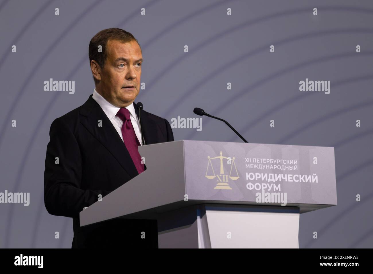 Vice-président du Conseil de sécurité de la Fédération de Russie, président du parti Russie unie Dmitri Medvedev vu lors de la séance plénière "le droit est la base de l'équilibre global" le deuxième jour du Forum juridique international de Petersburg. Le Forum juridique international de Petersburg est la plus grande plate-forme de dialogue entre les représentants des milieux juridique, commercial, politique et de l'application de la loi sur les questions de droit dans l'intérêt des citoyens, des entreprises, l'amélioration des pratiques de l'application de la loi, la promotion d'initiatives législatives pour développer la culture juridique et réglementer la soc Banque D'Images