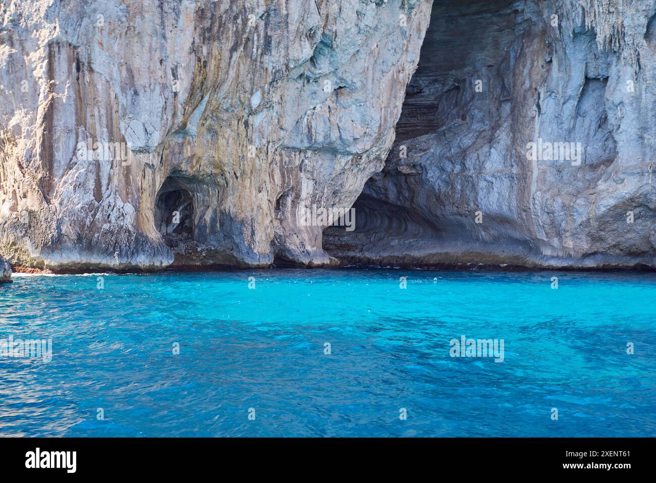 Grotte sur la côte de l'île de Capri, archipel Campanien, Italie Banque D'Images
