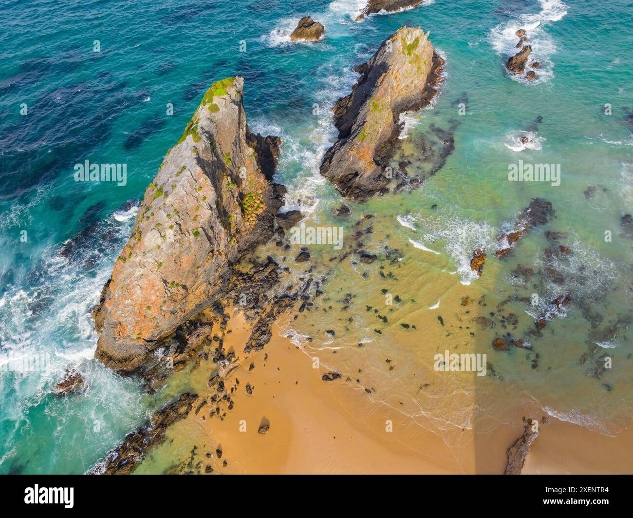 Vue aérienne formations rocheuses côtières au large d'une plage de sable à Narooma sur la côte sud de la Nouvelle-Galles du Sud, Australie. Banque D'Images