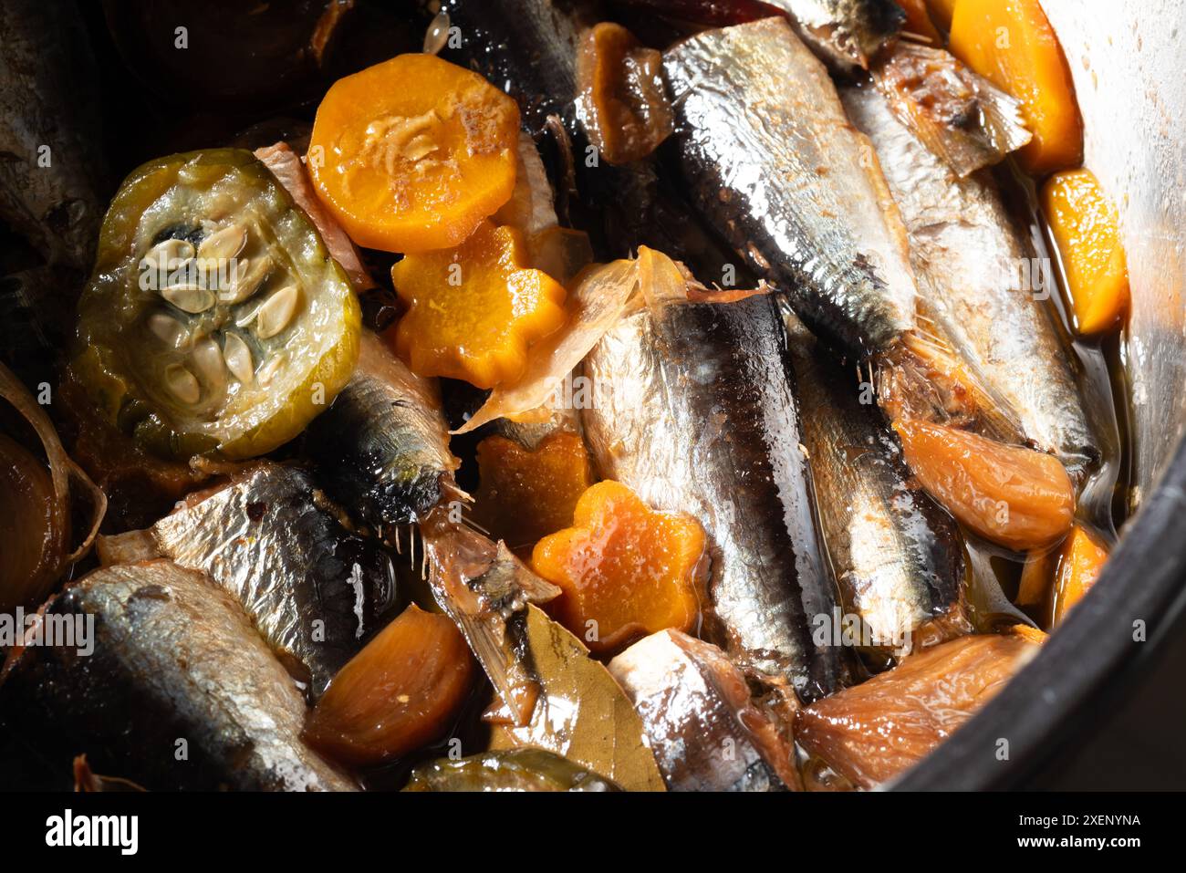 Sardines espagnoles fraîchement cuites dans un autocuiseur - Un plat philippin Banque D'Images