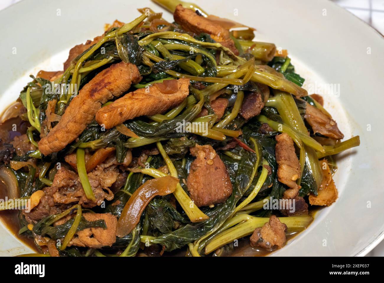 Adobong kangkong - un plat d'adobo philippin avec des épinards d'eau comme ingrédient principal. Banque D'Images