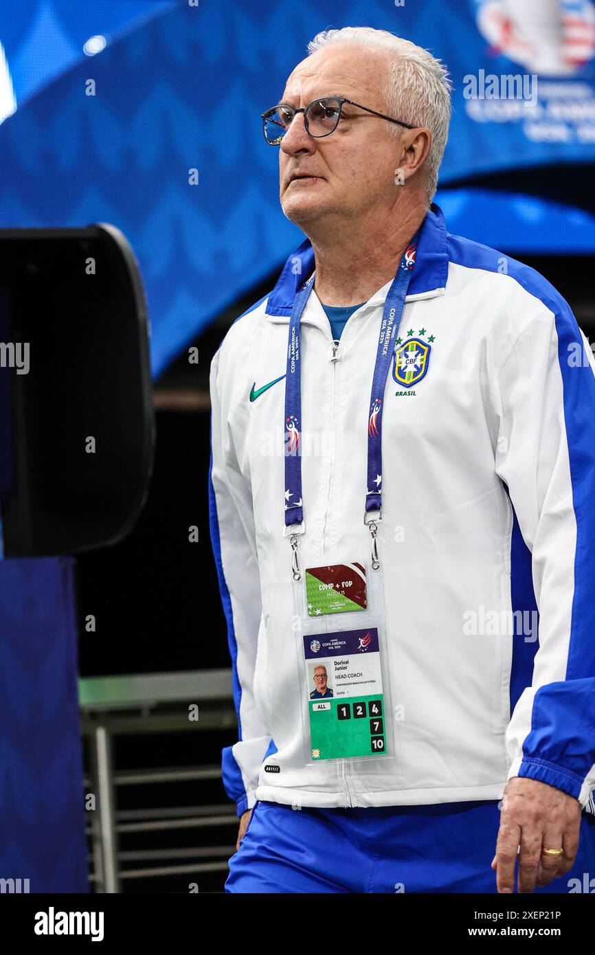 Las Vegas, Nevada, États-Unis. 28 juin 2024. Dorival JÃºnior, entraîneur-chef du Brésil, entre sur le terrain avant le départ du match d'étape du Groupe d de la CONMEBOL Copa America au stade Allegiant entre le Paraguay et le Brésil le 28 juin 2024 à Las Vegas, Nevada. Christopher Trim/CSM/Alamy Live News Banque D'Images