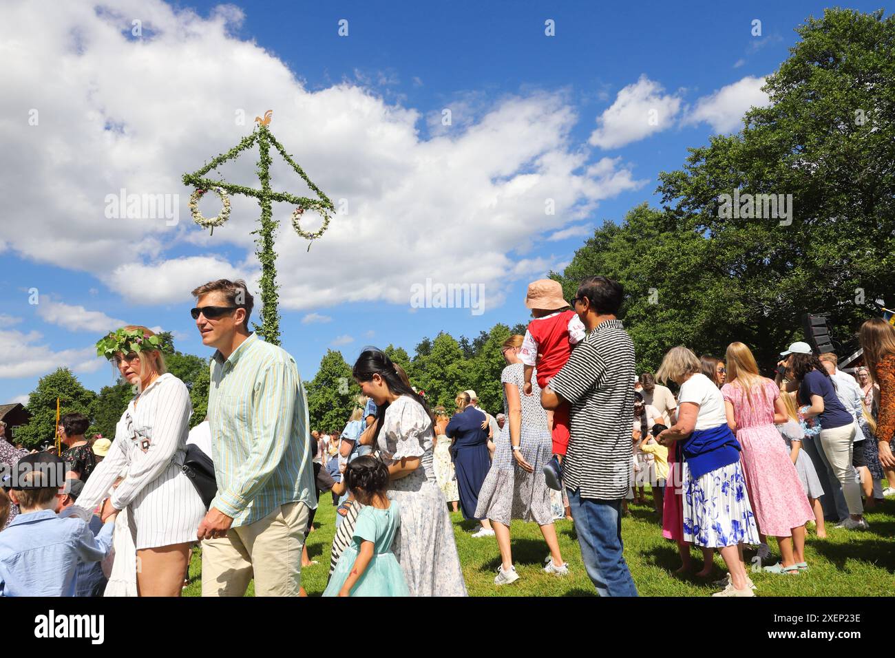 Mariefred, Suède - 21 juin 2024 : les gens à la fête publique de mi-été. Banque D'Images