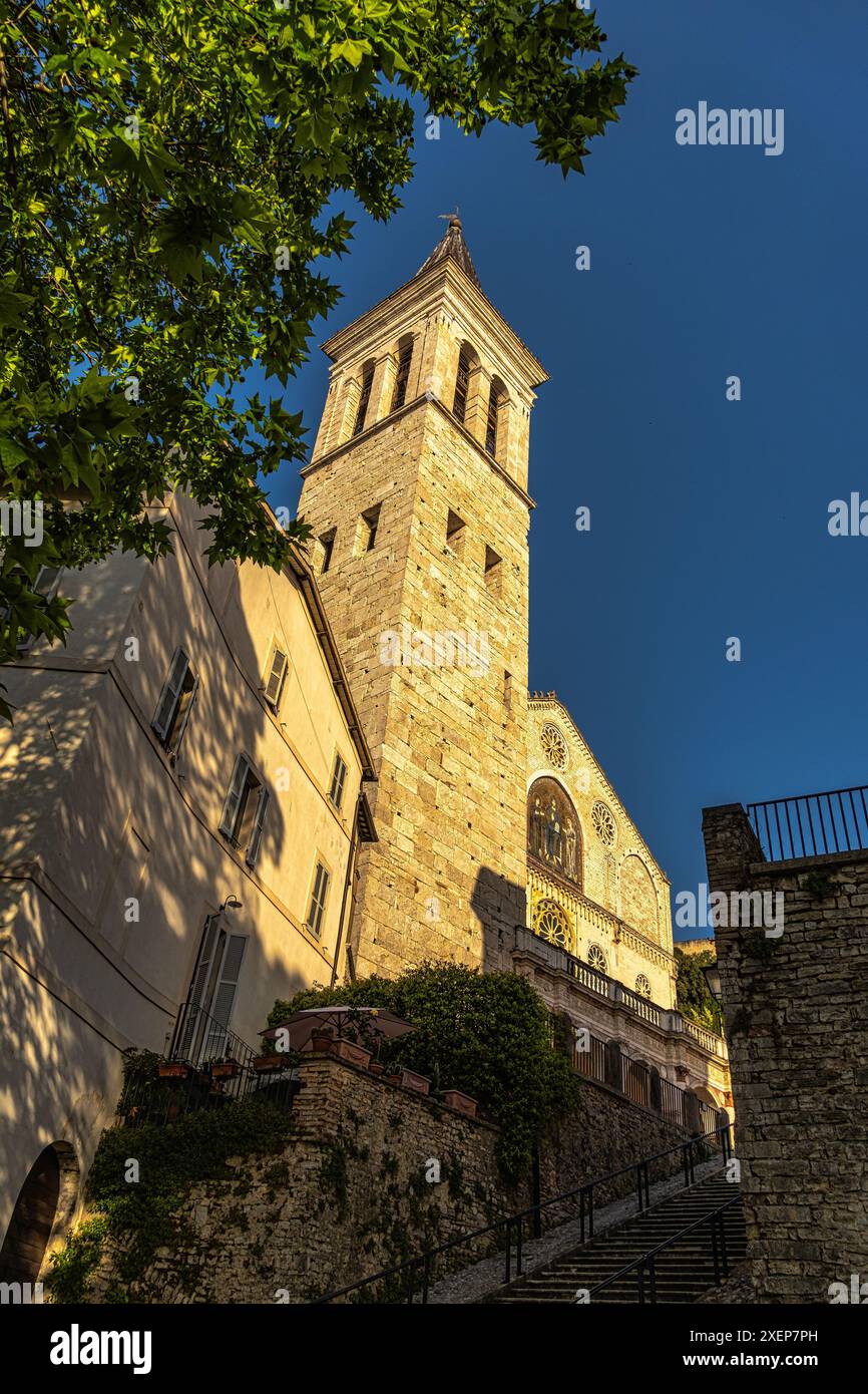 Vue d'en bas du clocher et de la façade illuminée par le soleil couchant de la cathédrale de Spoleto, la cathédrale de Santa Maria Assunta. Ombrie Banque D'Images