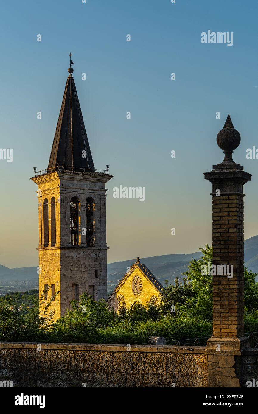 Le clocher et le sommet de la façade de la cathédrale de Spoleto vu de la place en face de la forteresse. Spoleto, province de Pérouse, Ombrie Banque D'Images