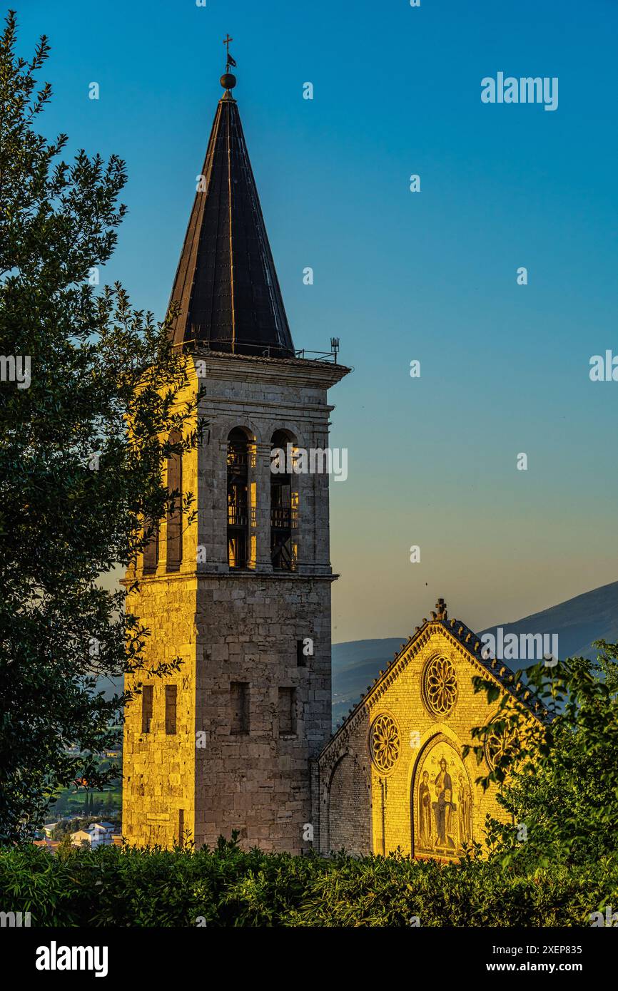 Le clocher et le sommet de la façade de la cathédrale de Spoleto vu de la place en face de la forteresse. Spoleto, province de Pérouse, Ombrie Banque D'Images