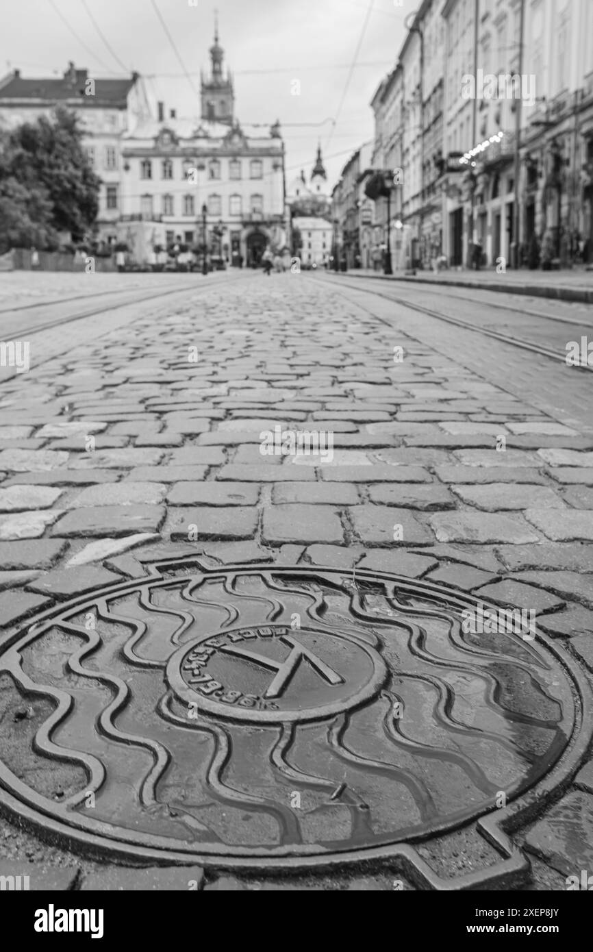 Couverture de trou d'homme après la pluie à Lviv, Ukraine Banque D'Images