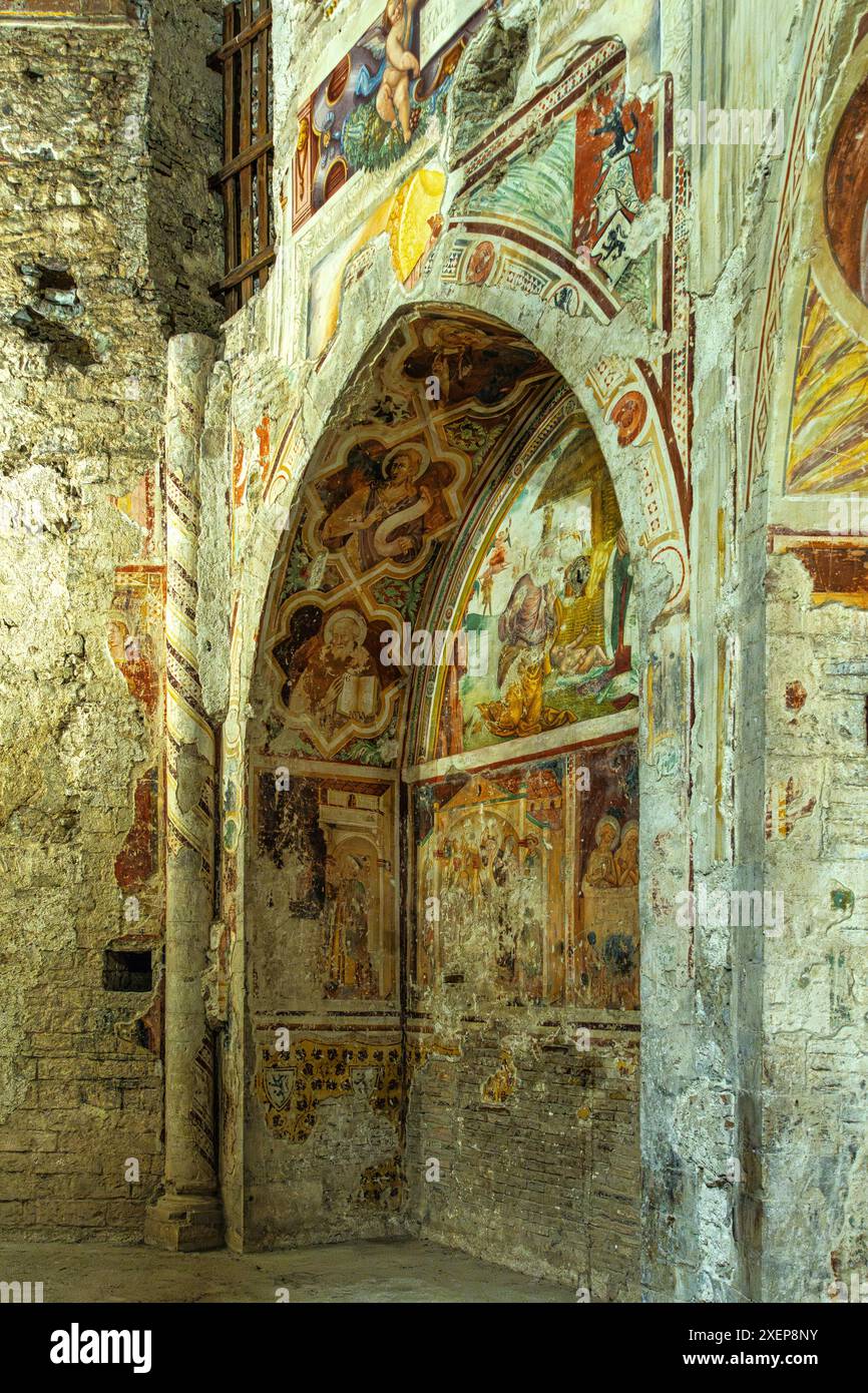 Cathédrale de Spoleto, la chapelle de Sant'Anna avec des murs et des arches couverts de fresques médiévales. Spoleto, province de Pérouse, Ombrie, Italie, Europe Banque D'Images