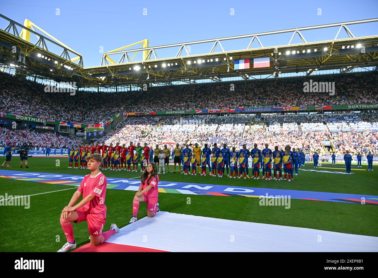 Dortmund, Allemagne. 25 juin 2024. Les deux équipes se positionnent avant un match de football entre les équipes nationales de France et de Pologne lors de la troisième journée du Groupe d en phase de groupes du tournoi UEFA Euro 2024, le mercredi 25 juin 2024 à Dortmund, Allemagne . Crédit : Sportpix/Alamy Live News Banque D'Images