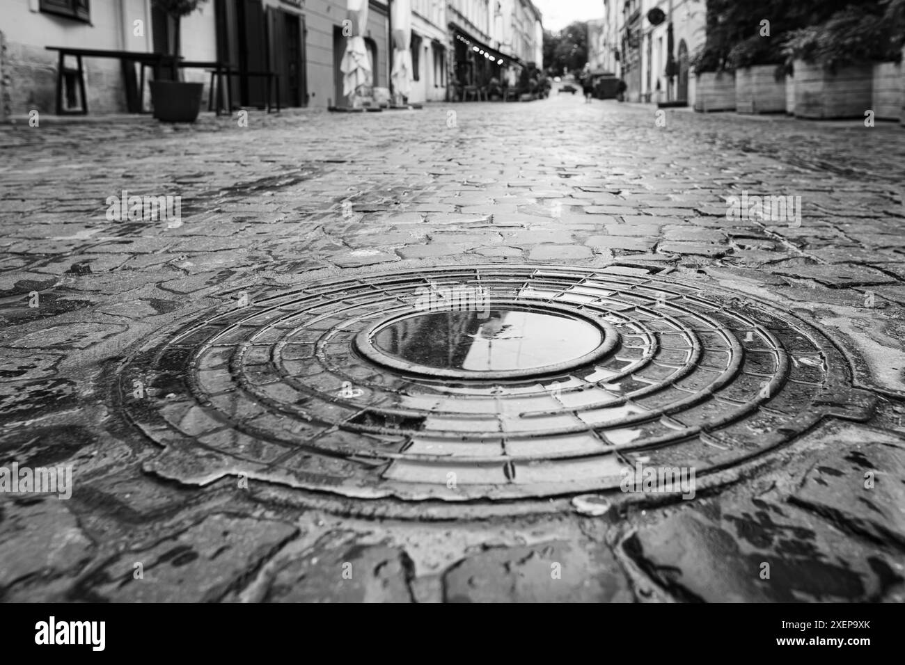 Couverture de trou d'homme après la pluie à Lviv, Ukraine Banque D'Images