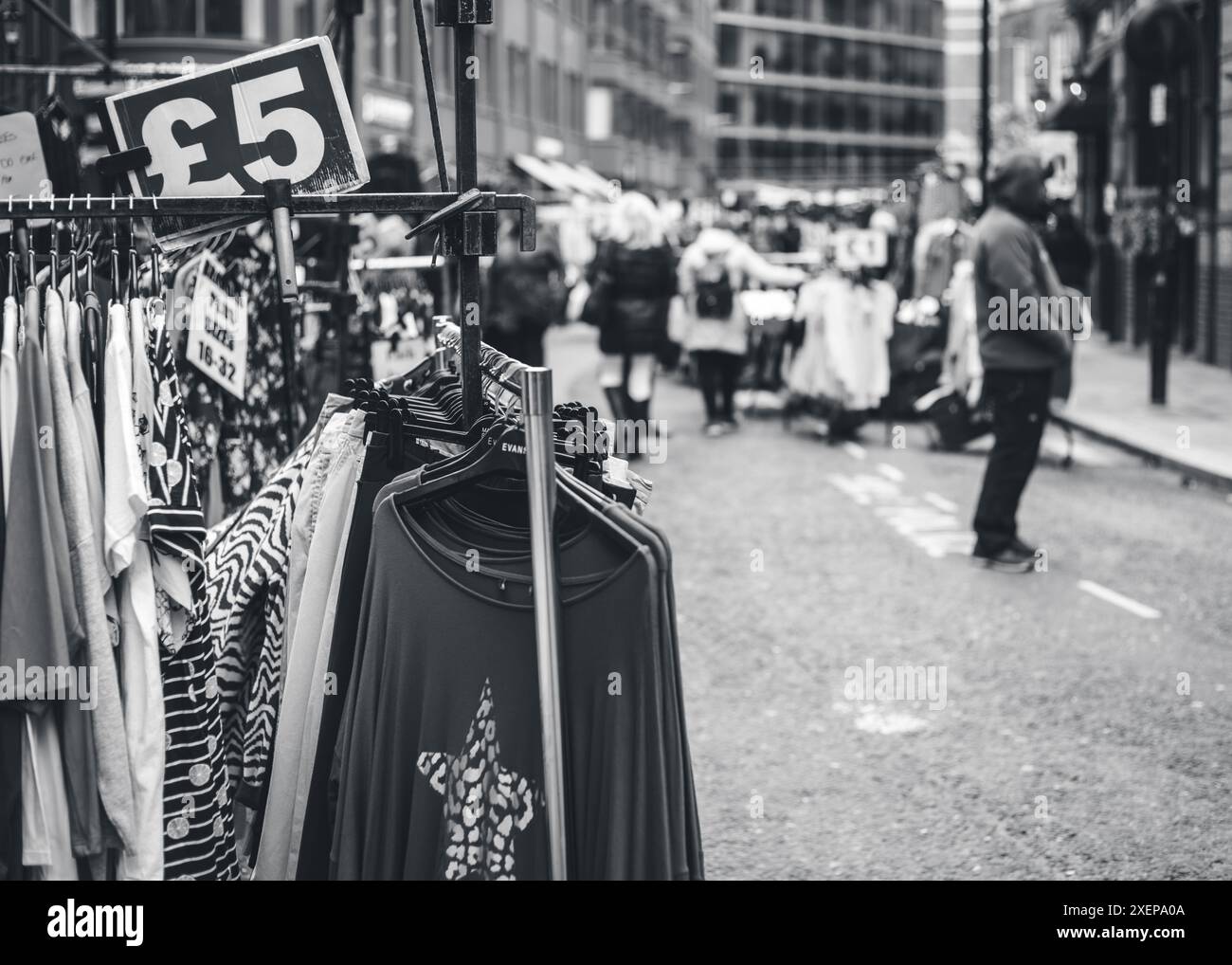 Acheteurs à la recherche de bonnes affaires sur un marché de rue londonien Banque D'Images