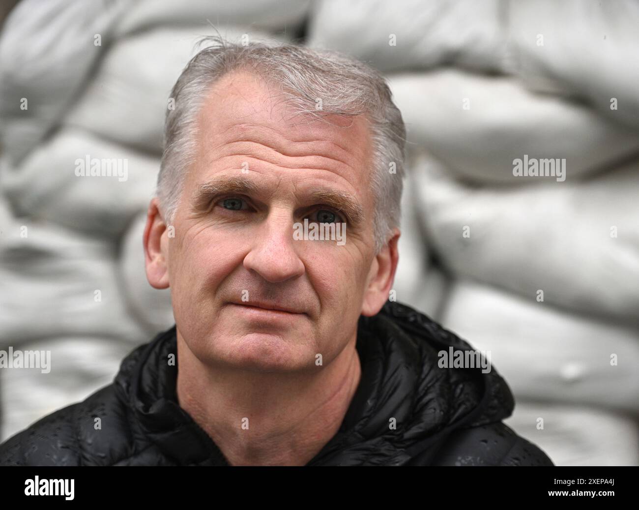 Lviv, Ukraine - 25 mars 2023. Le professeur Timothy Snyder pose pour photo contre des sacs de sable protecteurs dans la ville de Lviv. Banque D'Images