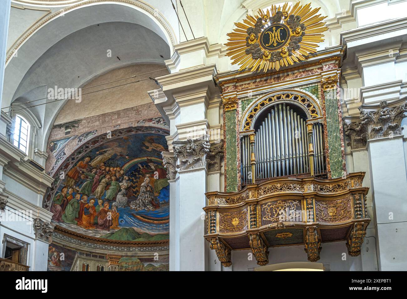 L'orgue doré et baroque avec l'abside décorée de fresques dans la cathédrale de Santa Maria Assunta, cathédrale de Spoleto. Spoleto, province de Pérouse, Ombrie Banque D'Images