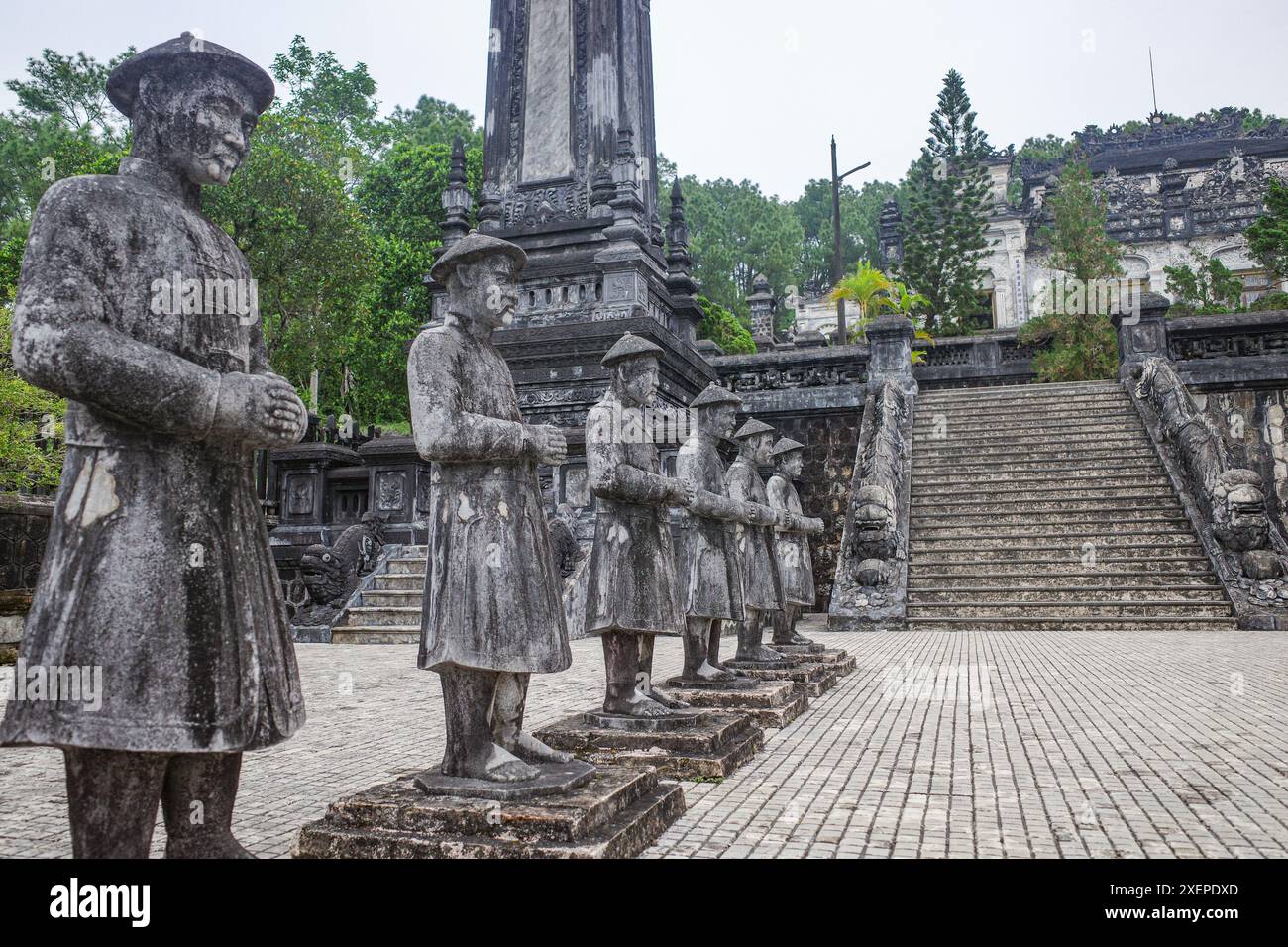 Hue, Vietnam - 6 février 2024 : figures gardiennes au mausolée de l'empereur Khai Dinh, à Hue, Vietnam Banque D'Images