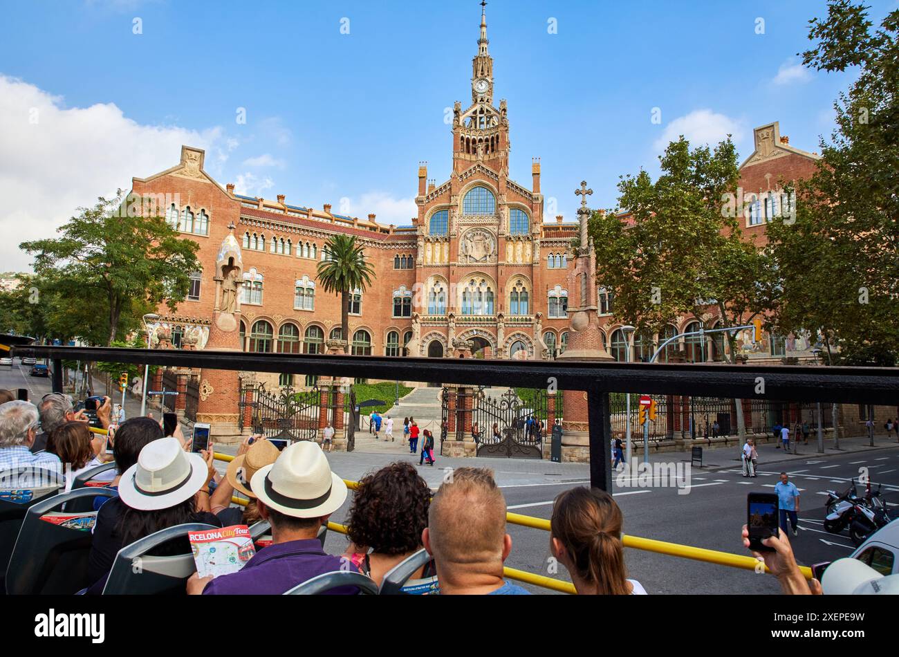 Les touristes en visite de la ville en bus, le Sant Pau L'Art Nouveau, l'architecte Luis Doménech y Montaner, Barcelone, Catalogne, Espagne, Europe Banque D'Images
