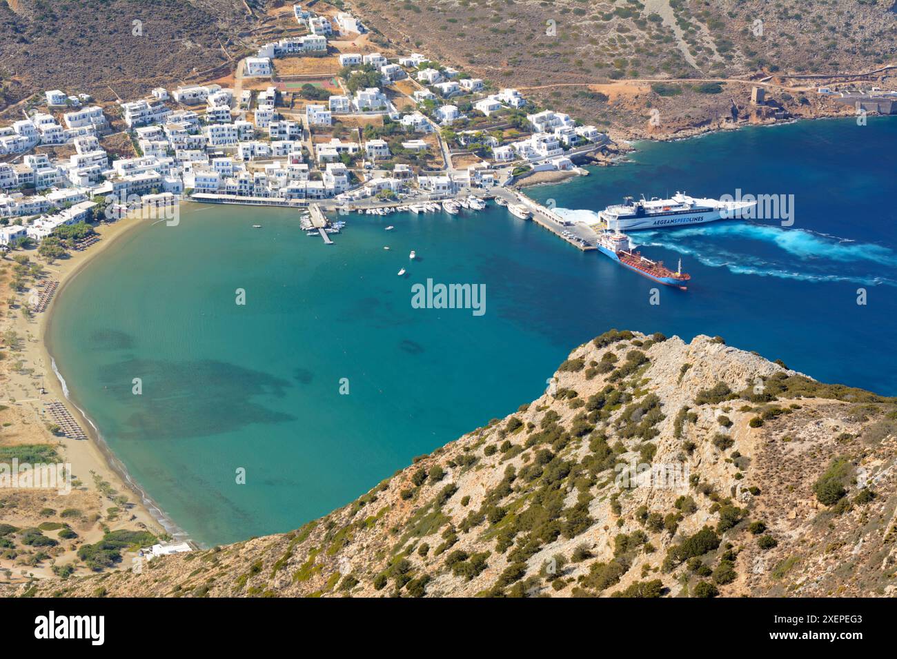 Vue sur la baie de Kamares depuis l'église d'Agios Simeon, l'île de Sifnos, Cyclades, Grèce Banque D'Images