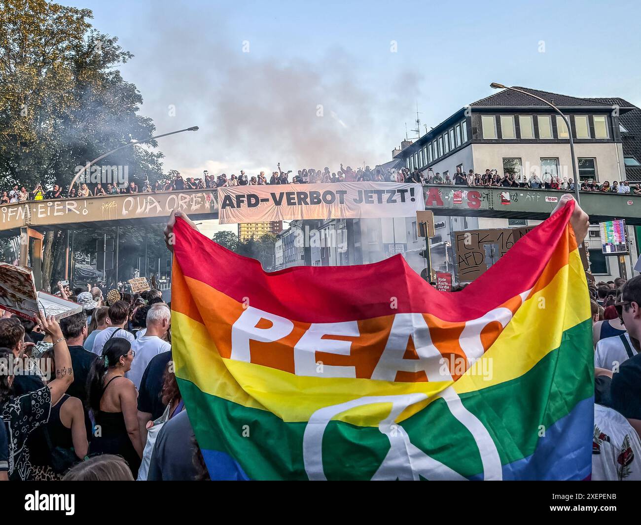 Essen, NRW, Deutschland démonstration gegen den AFD Bundesparteitag in der Messe Essen Grugahalle. Zahlreiche Teilnehmer, bunte Plakate mit slogans wie Herz statt Hetze, Nazis Raus, Ekel AFD, und Kein Bier für Nazis. Die Demonstranten zeigen klare Ablehnung gegenüber der AFD, skandieren Parolen und tragen Regenbogenfahnen. Schlagworte : AFD Bundesparteitag, protestation, manifestation, Gegendemonstranten, Plakate, Regenbogenfahne, Antifaschismus, Rechtsextremismus, politische Kundgebung, Essen, Grugahalle, GegenProtest, politische Aktivität, Zivilgesellschaft, Toleranz, Vielfalt, Demokratie. *** ESS Banque D'Images