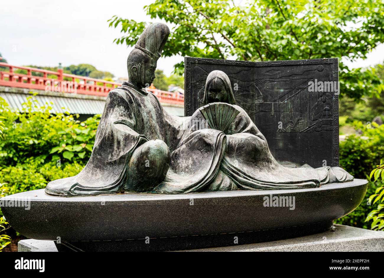 Statues d'Ukifune e prince Niou, tirées du roman 'histoire de Genji' de l'écrivaine japonaise Murasaki Shikibu, dans la ville d'Uji, Kyoto, Japon Banque D'Images