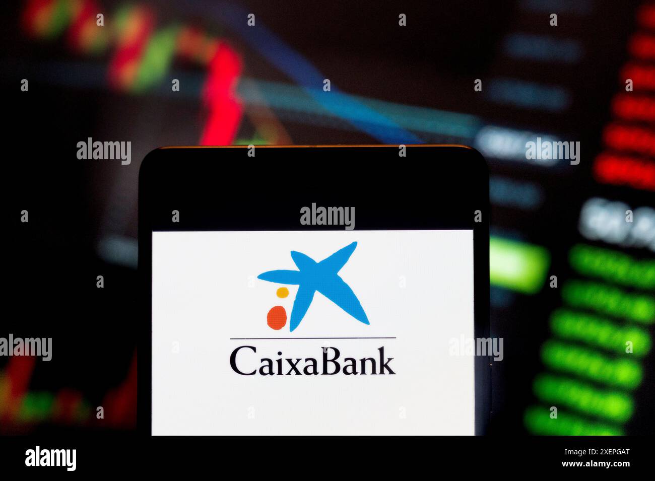 Chine. 21 juin 2024. Dans cette illustration photo, le logo de la plus grande caisse d'épargne espagnole CaixaBank (Caixa Bank, BME : CABK) vu sur un smartphone avec un graphique de l'indice boursier économique en arrière-plan. Crédit : SOPA images Limited/Alamy Live News Banque D'Images