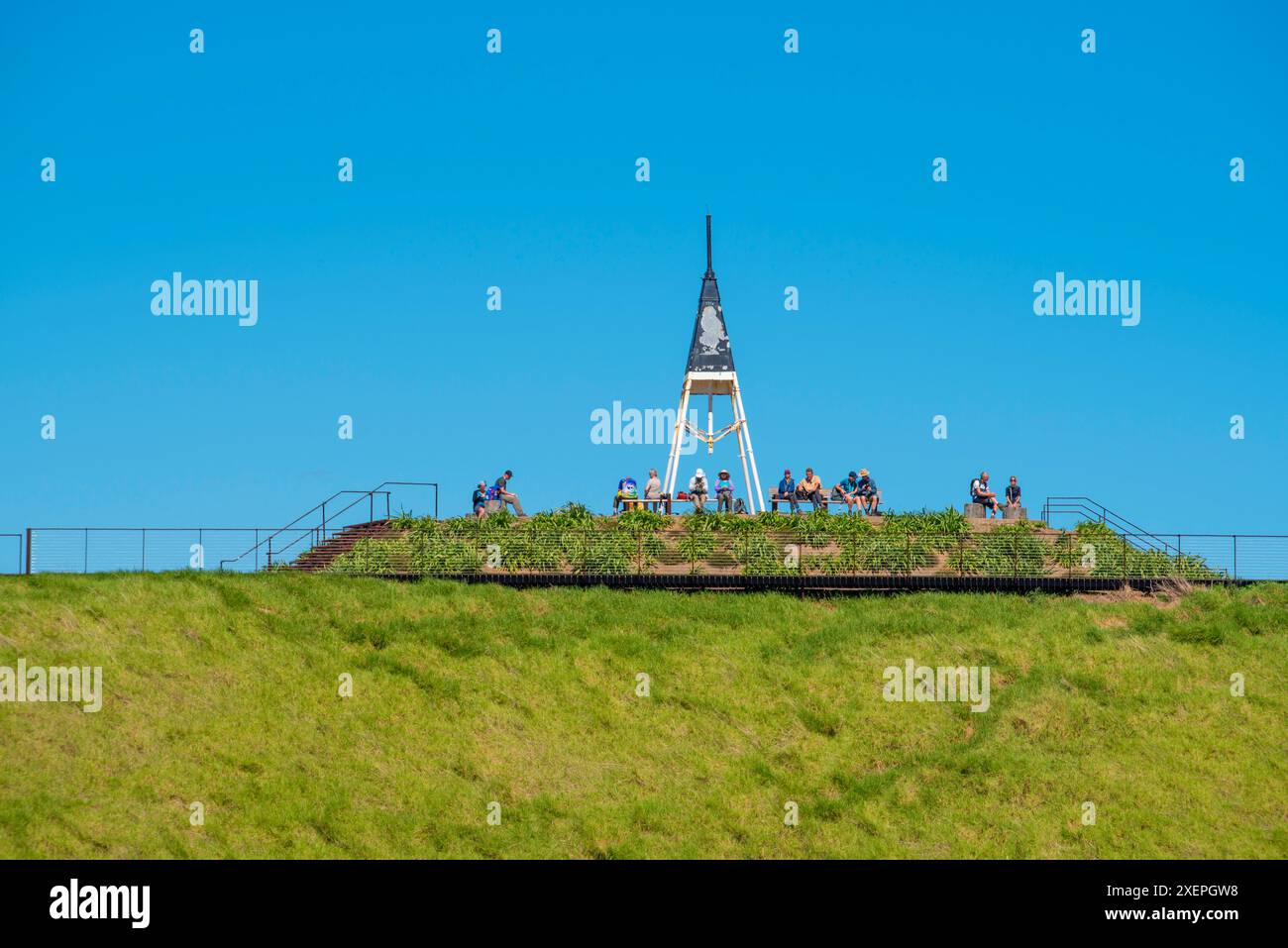 Les gens se reposant au sommet du cratère en forme de plat au centre du mont Eden (Maungawhau) Scoria Cone monticule l'un des volcans de Nouvelle-Zélande Banque D'Images