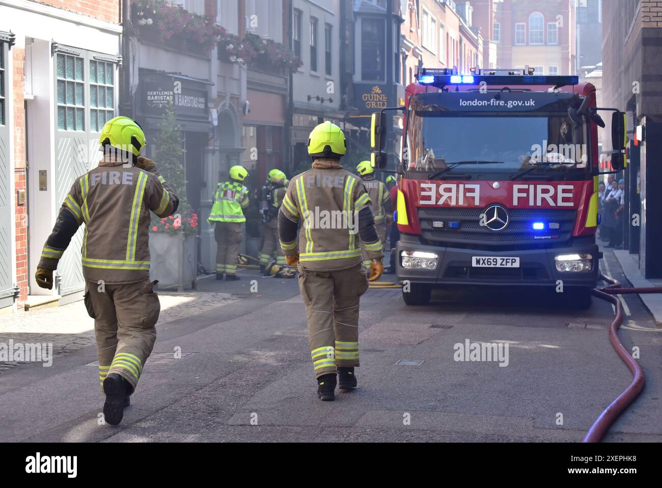 Londres, Royaume-Uni. 29 juin 2024. 7 véhicules des pompiers sont appelés à un incendie à Brunton place, Mayfair. Crédit : Andrea Domeniconi/Alamy Live News Banque D'Images