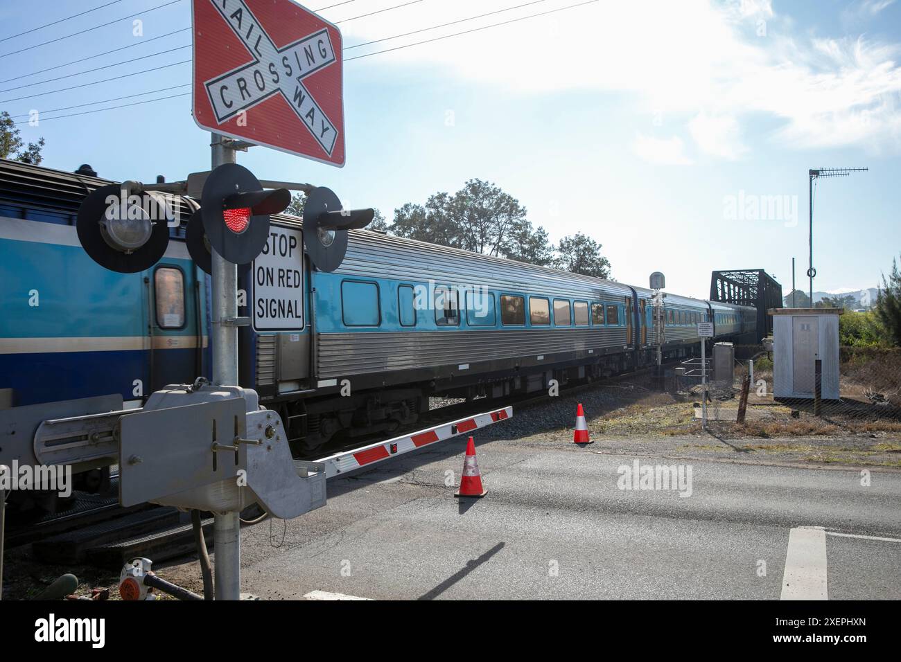 Train de chemin de fer australien, passage à niveau du chemin de fer du village de Paterson fermé pour permettre au train de Nouvelle-Galles du Sud de passer, Paterson, Nouvelle-Galles du Sud, Australie, 2024 Banque D'Images