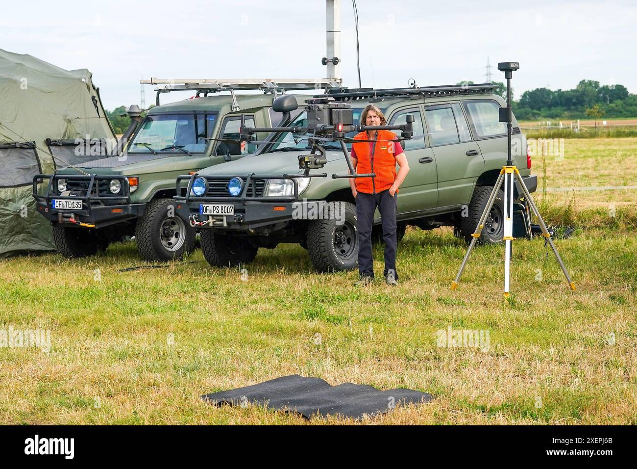 Drohne zur Suche von Tierkadavern und Wildschweinrotten hebt ab am mobilen Leitzentrum. Mobile Einsatzzentrale der Drohnenpiloten an der Weiterstädter Kellerranch zum Aufspüren von Wildschweinrotten und Tierkadavern wegen der afrikanischen Schweinepest im Landkreis Darmstadt-Dieburg. Geschäftsführer Pro Schutz Peter Schließmann sieht zu - Weiterstadt 29.06.2024 : Mobile Einsatzzentrale der Drohnenpiloten *** drone à la recherche de carcasses d'animaux et de carcasses de sangliers décolle au centre de contrôle mobile le centre d'opérations mobile des pilotes de drones à la Weiterstadt Kellerranch pour traquer Banque D'Images
