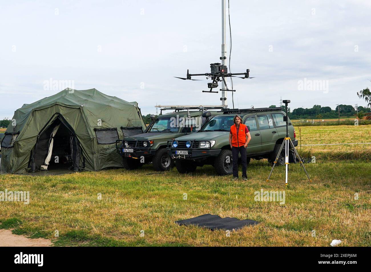 Drohne zur Suche von Tierkadavern und Wildschweinrotten hebt ab am mobilen Leitzentrum. Mobile Einsatzzentrale der Drohnenpiloten an der Weiterstädter Kellerranch zum Aufspüren von Wildschweinrotten und Tierkadavern wegen der afrikanischen Schweinepest im Landkreis Darmstadt-Dieburg. Geschäftsführer Pro Schutz Peter Schließmann sieht zu - Weiterstadt 29.06.2024 : Mobile Einsatzzentrale der Drohnenpiloten *** drone à la recherche de carcasses d'animaux et de carcasses de sangliers décolle au centre de contrôle mobile le centre d'opérations mobile des pilotes de drones à la Weiterstadt Kellerranch pour traquer Banque D'Images