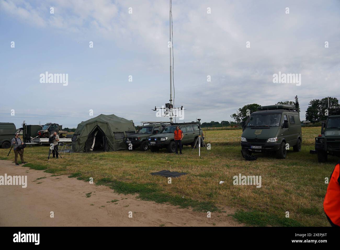 Drohne zur Suche von Tierkadavern und Wildschweinrotten hebt ab am mobilen Leitzentrum. Mobile Einsatzzentrale der Drohnenpiloten an der Weiterstädter Kellerranch zum Aufspüren von Wildschweinrotten und Tierkadavern wegen der afrikanischen Schweinepest im Landkreis Darmstadt-Dieburg. Geschäftsführer Pro Schutz Peter Schließmann sieht zu - Weiterstadt 29.06.2024 : Mobile Einsatzzentrale der Drohnenpiloten *** drone à la recherche de carcasses d'animaux et de carcasses de sangliers décolle au centre de contrôle mobile le centre d'opérations mobile des pilotes de drones à la Weiterstadt Kellerranch pour traquer Banque D'Images