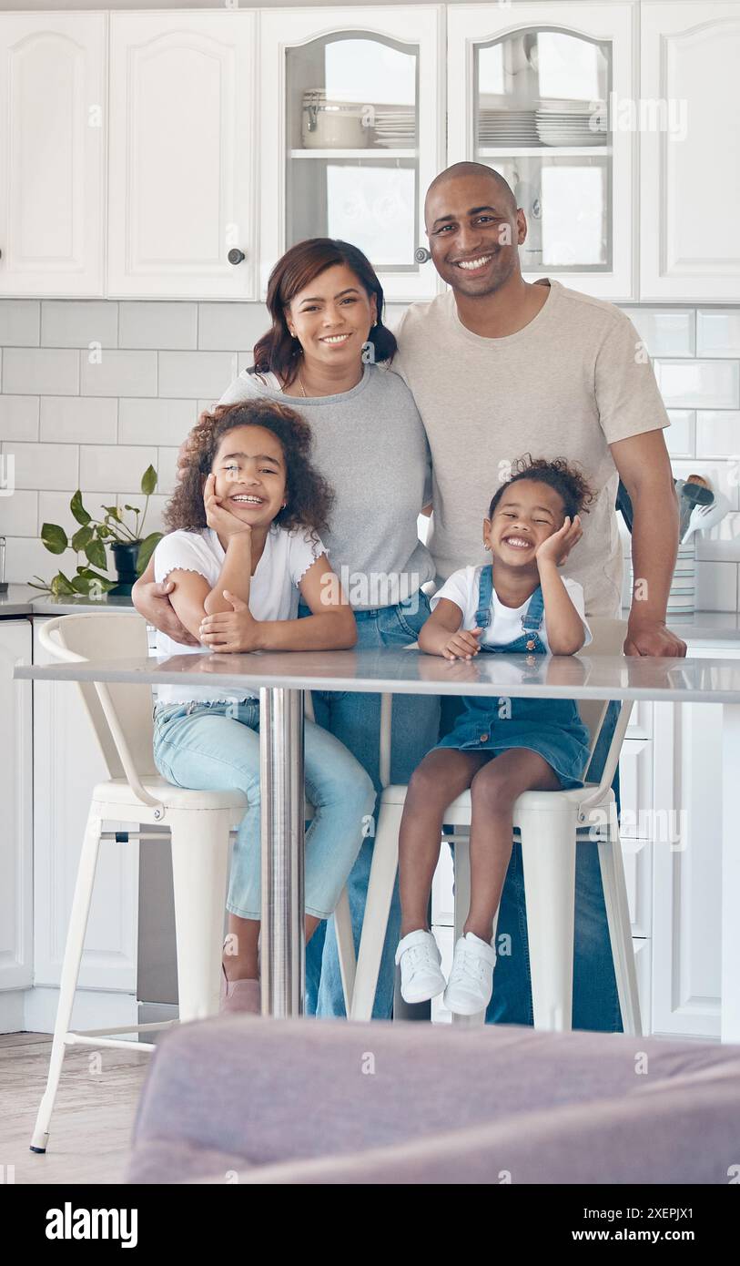 Famille, portrait et bonheur à la maison avec mère, parents et enfants ensemble. Amour parental, sourire et papa avec des filles et des enfants dans la maison Banque D'Images