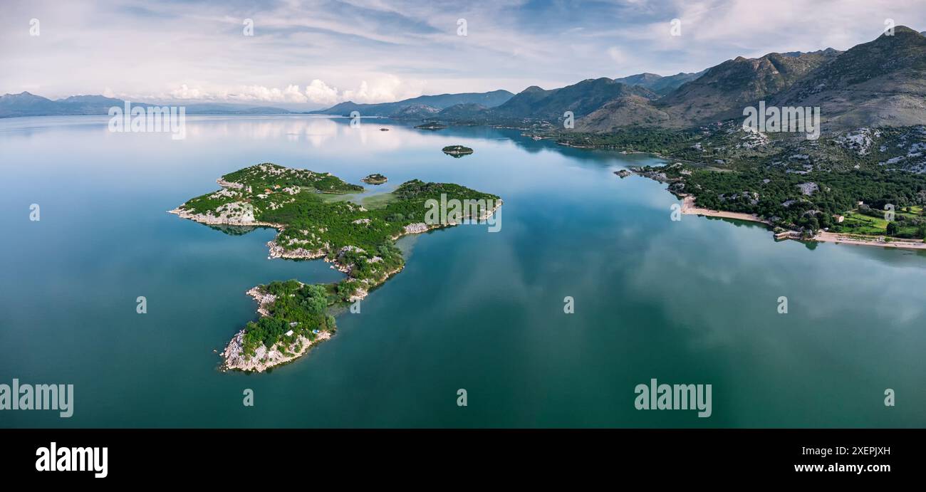 Vue panoramique sur une côte pittoresque avec une île au Monténégro, parfait pour des vacances d'été. Banque D'Images