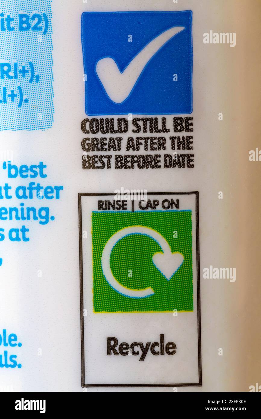 Pourrait toujours être génial après le logo Best Before date & Recycle - détail sur le récipient de lait entier Arla Cravendale frais pour plus de filtration pour la pureté Banque D'Images