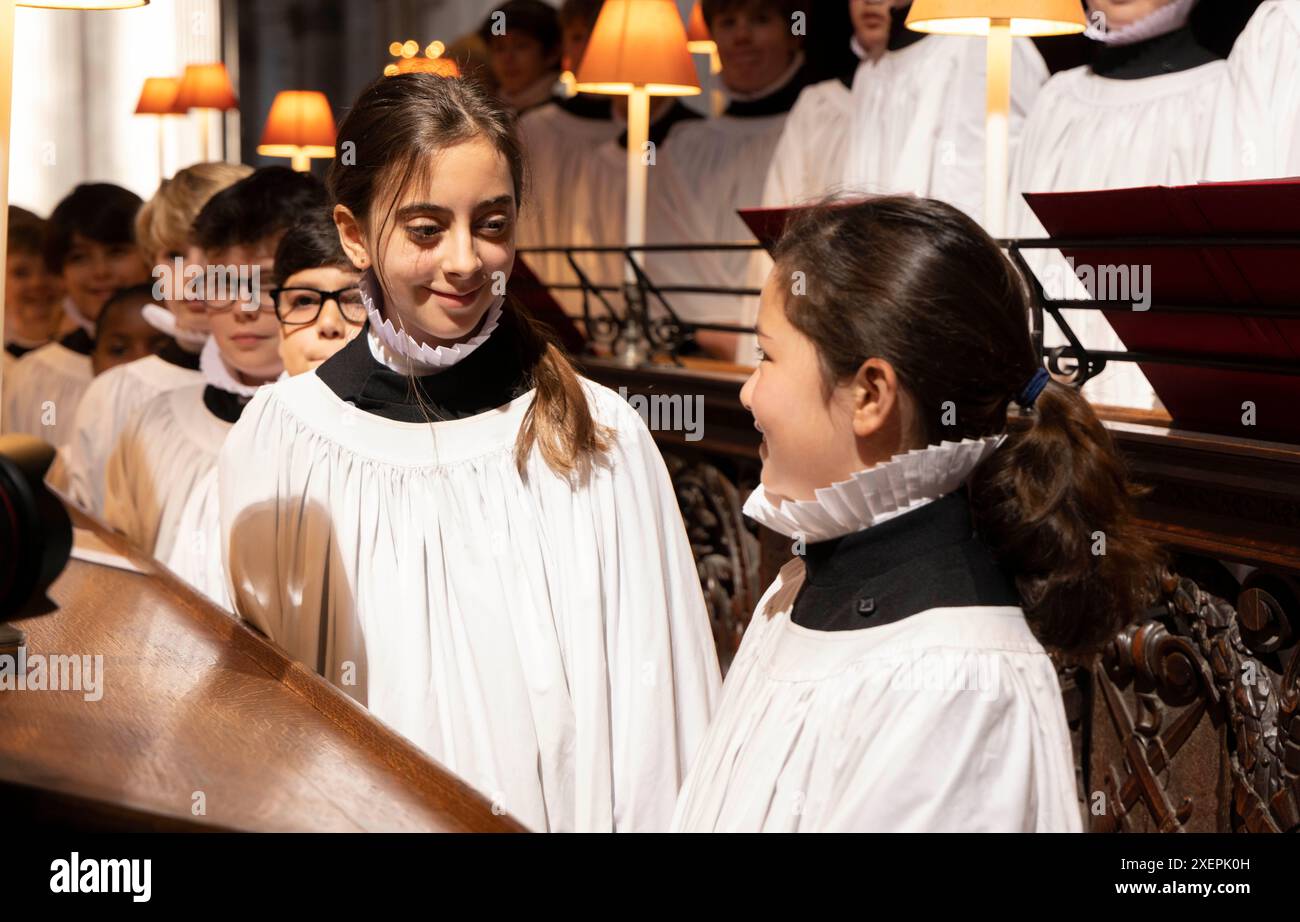 Les choristes Lila, 11 ans, et lois (à droite), 10 ans, à la cathédrale Saint-Paul de Londres, comme pour la première fois les choristes féminines rejoindront officiellement le chœur de la cathédrale Saint-Paul en tant que choristes à part entière. Date de la photo : samedi 29 juin 2024. Banque D'Images