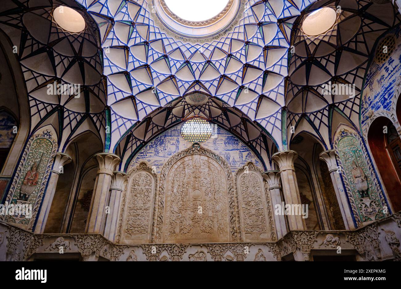 Kashan, Iran 01.07.2023 : intérieur de la maison Borujerdi, Kashan, dôme magnifiques détails architecturaux. Banque D'Images