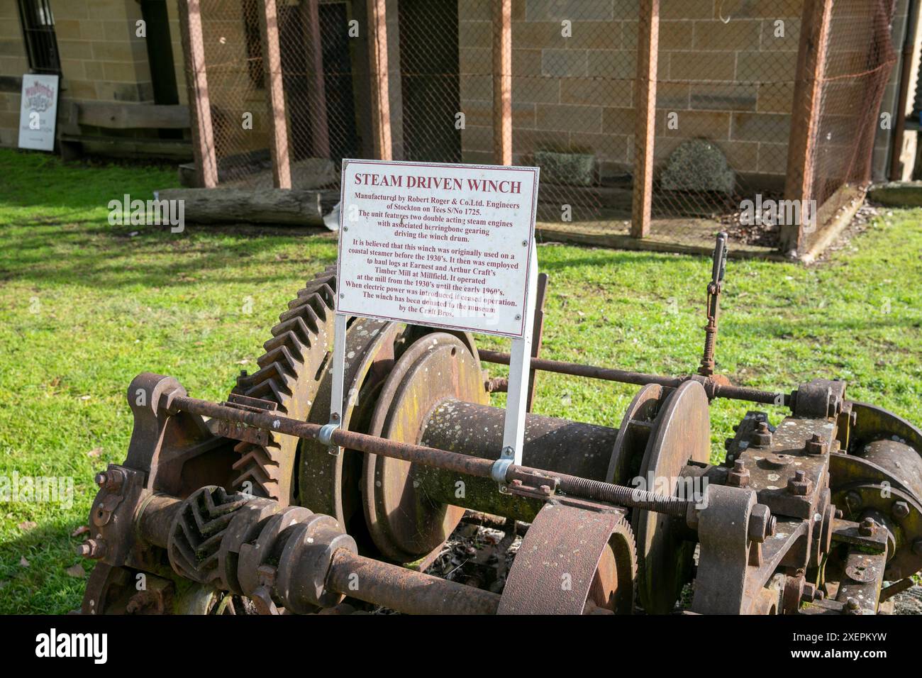 Treuil à vapeur du village historique de Wollombi, fabriqué en Angleterre, au musée Endeavour à Wollombi, région de Nouvelle-Galles du Sud, Australie Banque D'Images